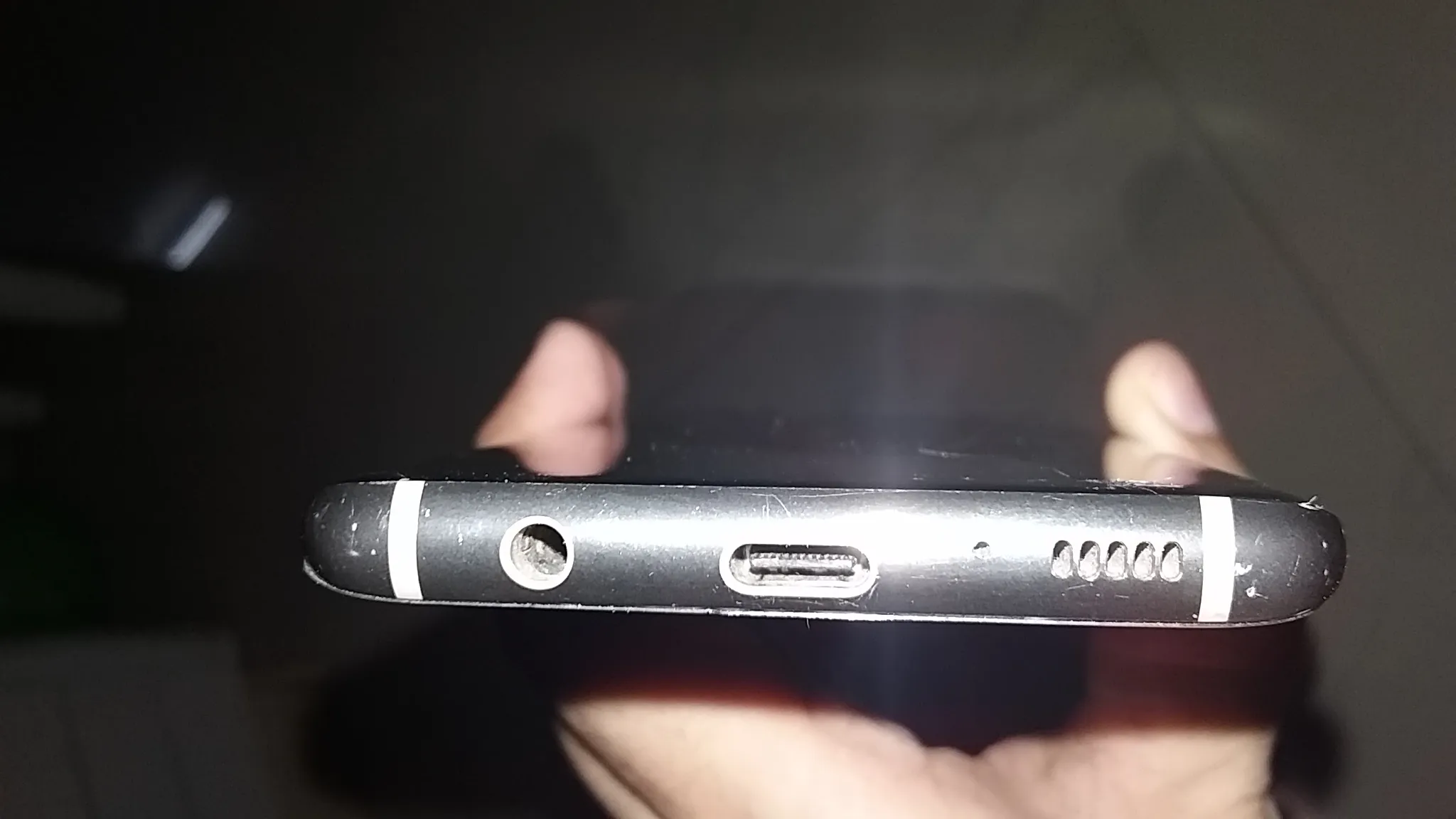 samsung s8 minor cracked screen - photo 3