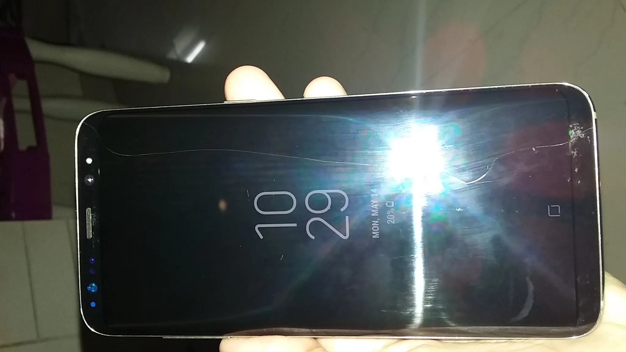 samsung s8 minor cracked screen - photo 1