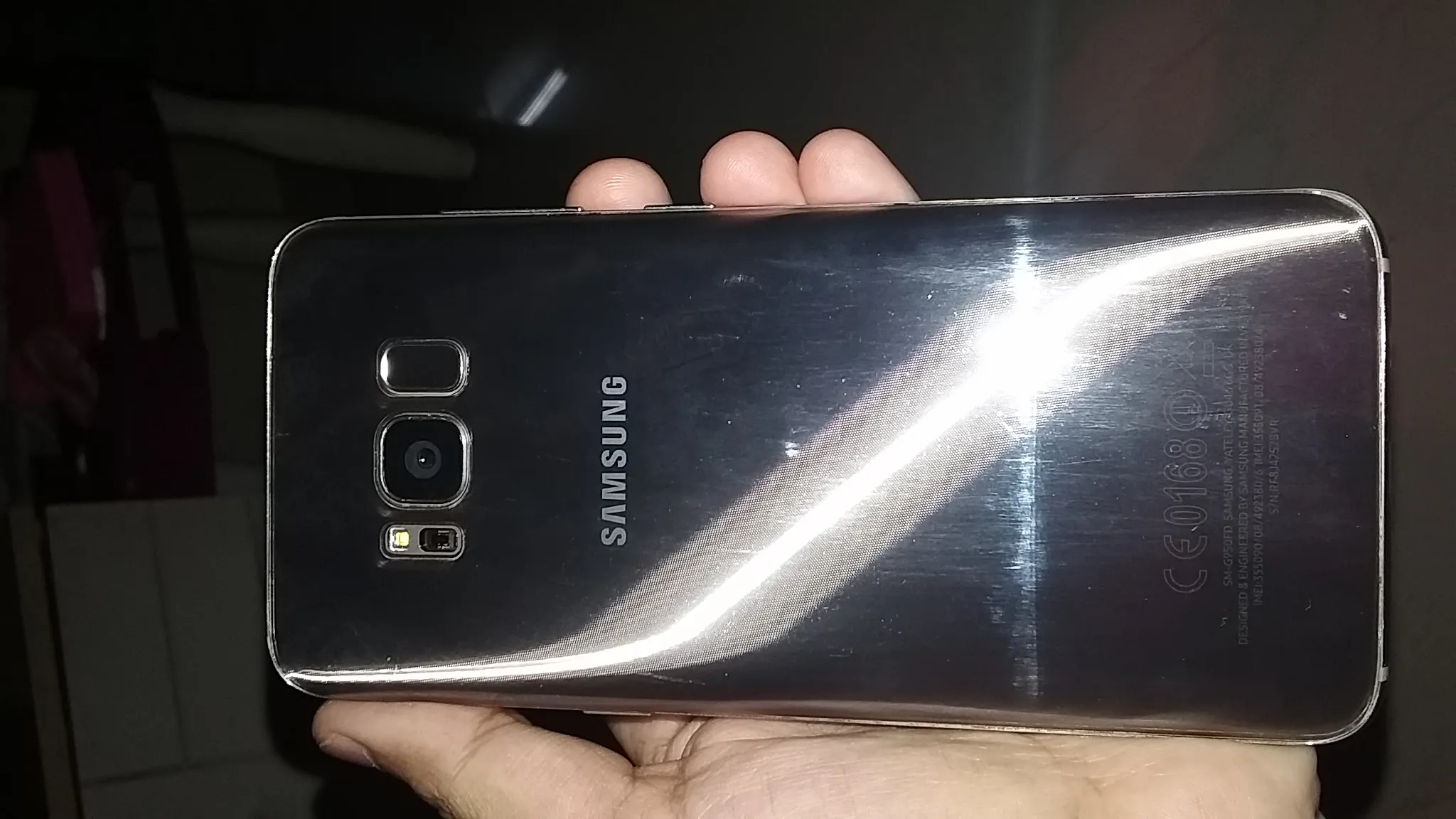 samsung s8 minor cracked screen - photo 2