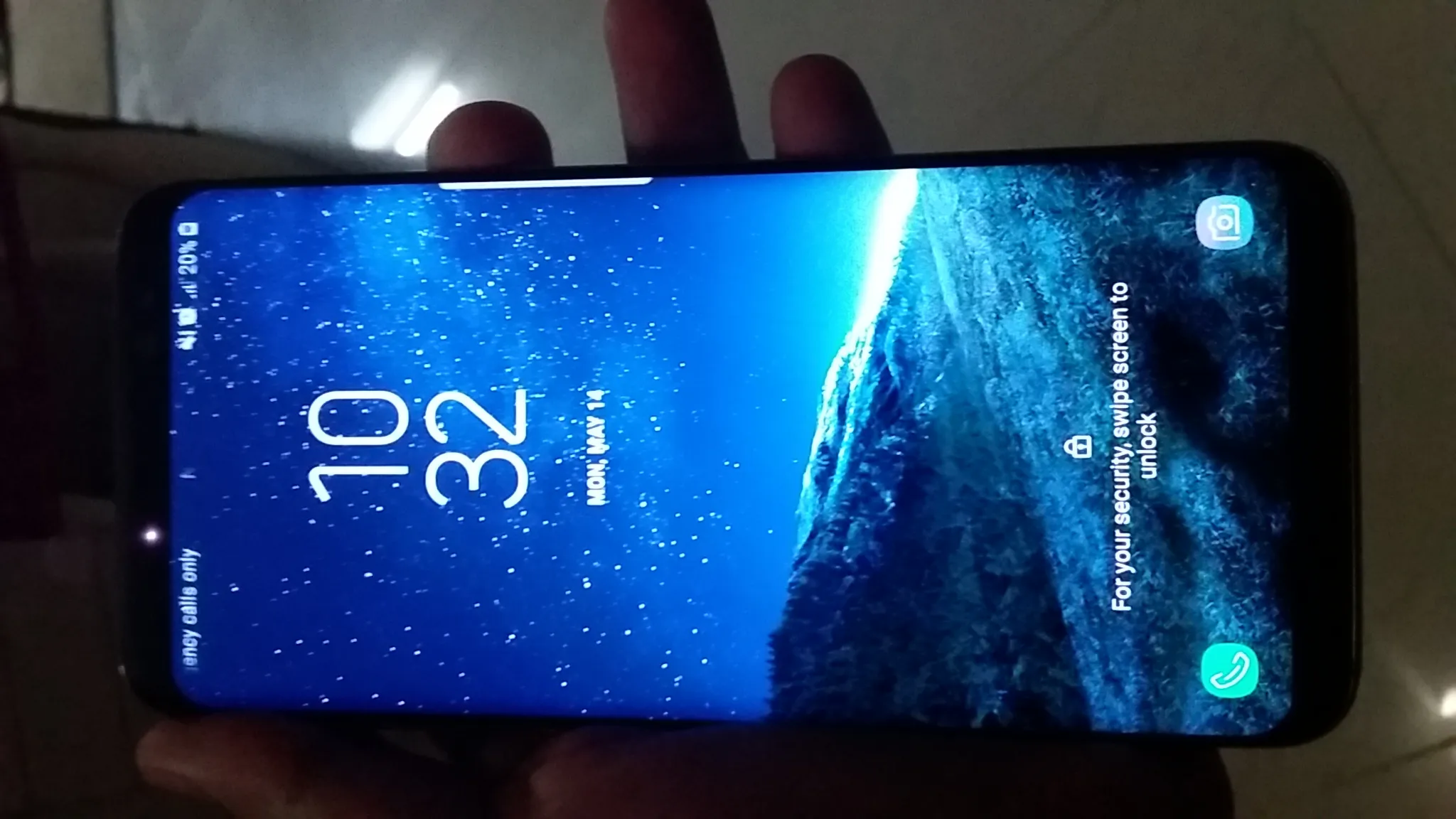 samsung s8 minor cracked screen - photo 1