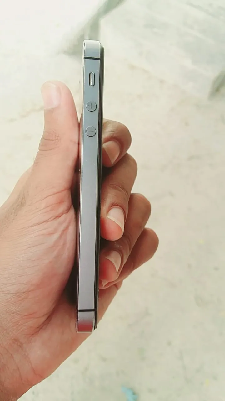 Iphone 5s in black 32gb - photo 2