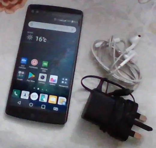LG V10 very good condition 9/10 + charger + free iphone hands free (orignal) - photo 1