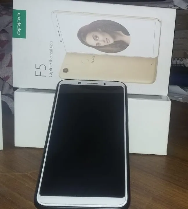 Oppo F5 - photo 2