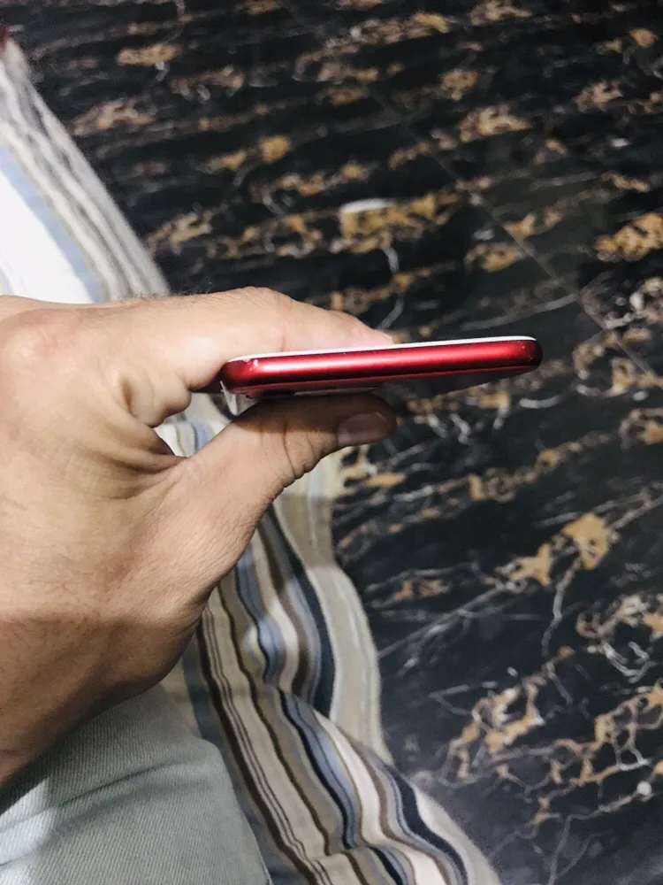 iPhone 7 128 GB red - photo 1