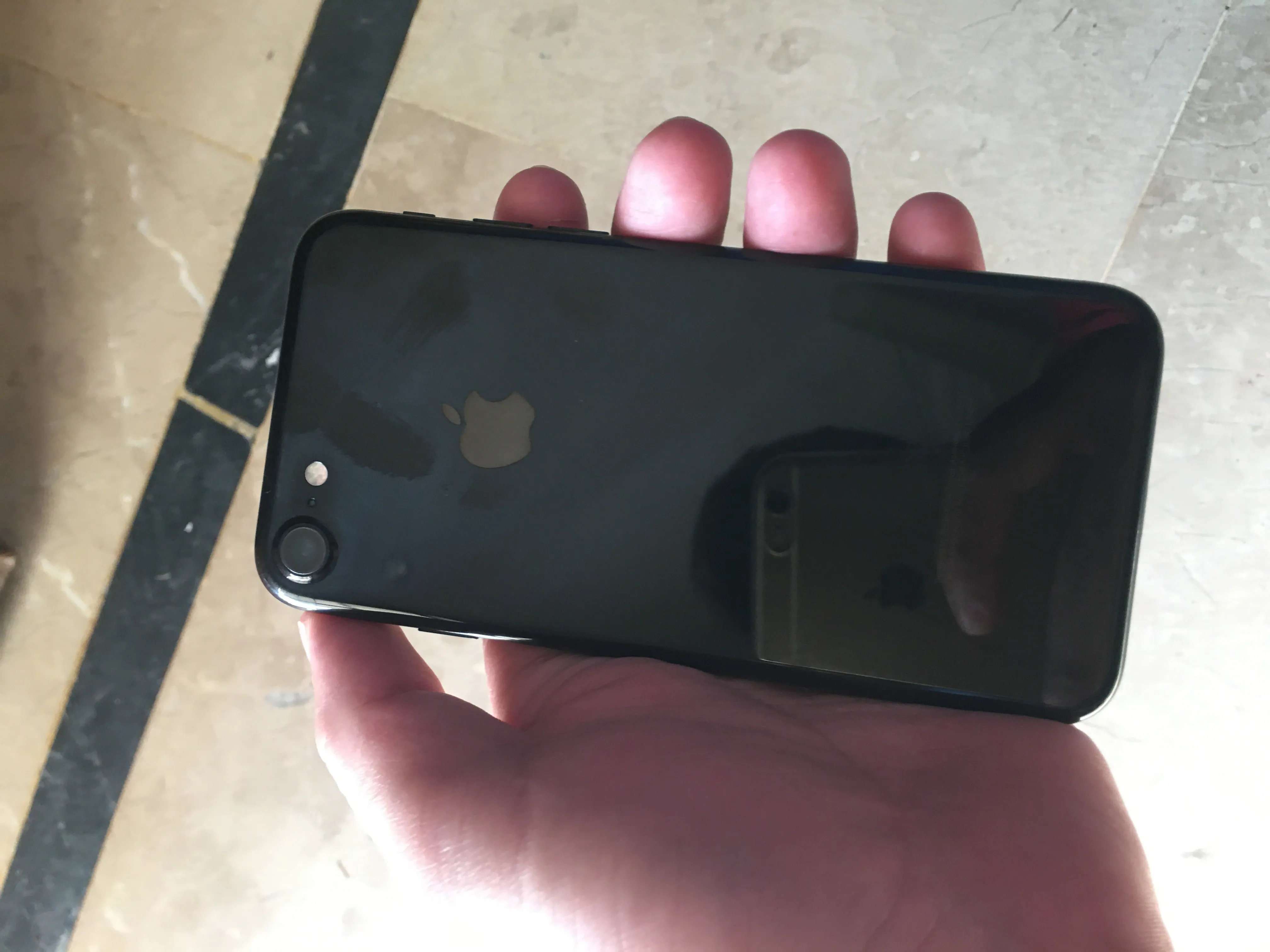 Iphone 7 256 gb jet black 10/10 with adapter and data cable - photo 1
