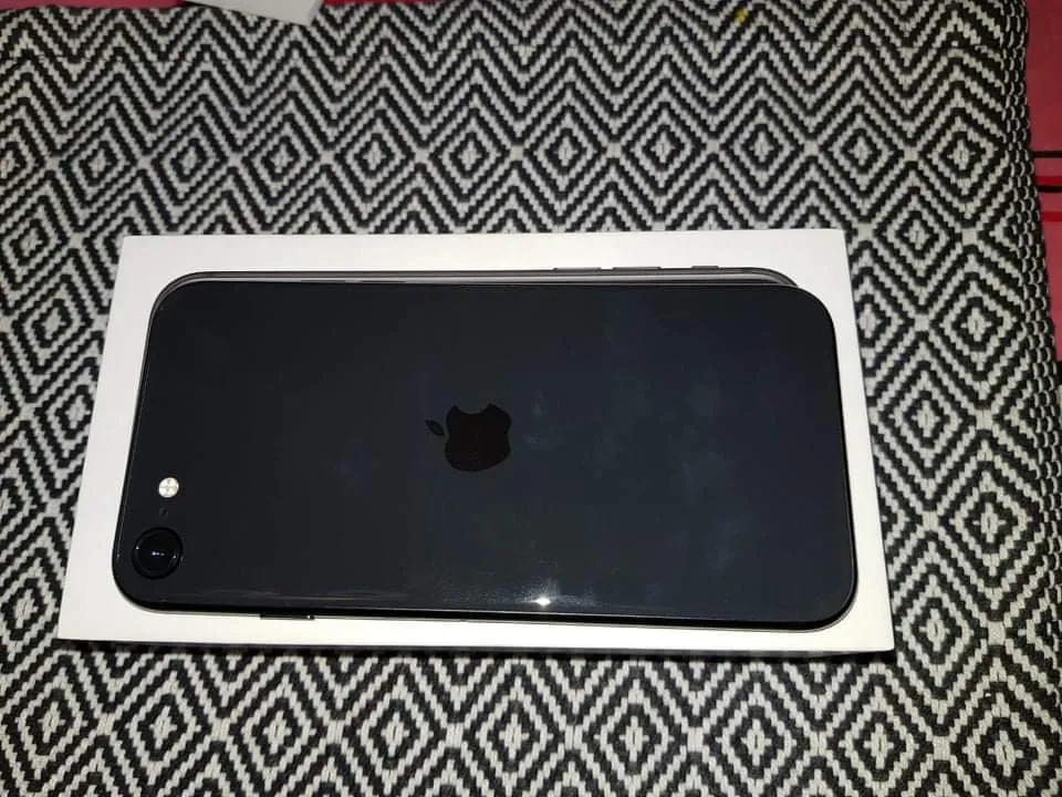 iPhone SE - photo 1