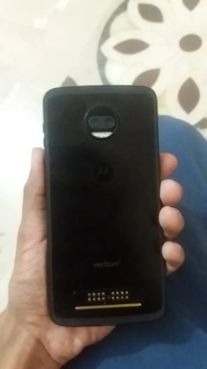 Motorola z2 force - photo 2