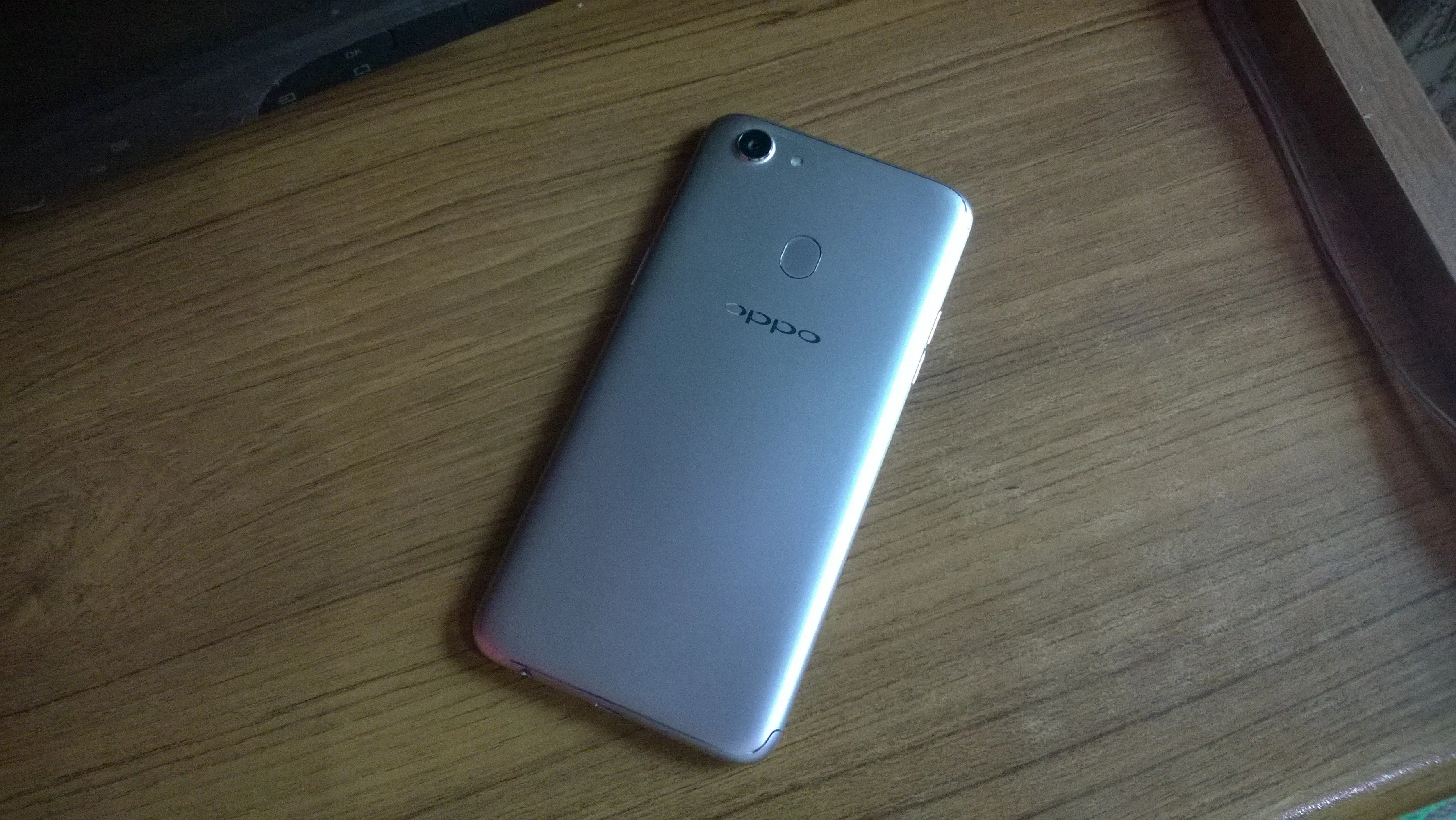Oppo F5 - photo 1