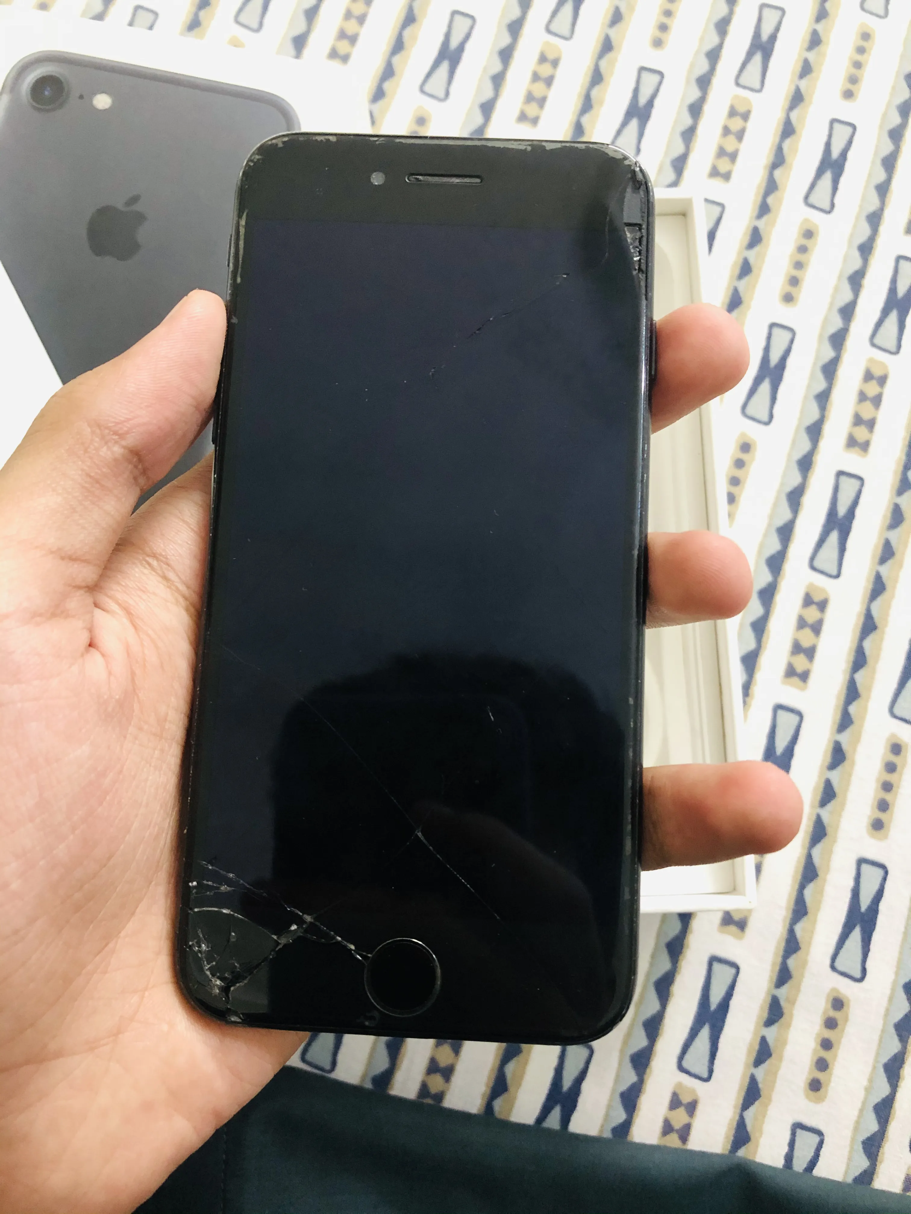 Iphone 7 with box - photo 2