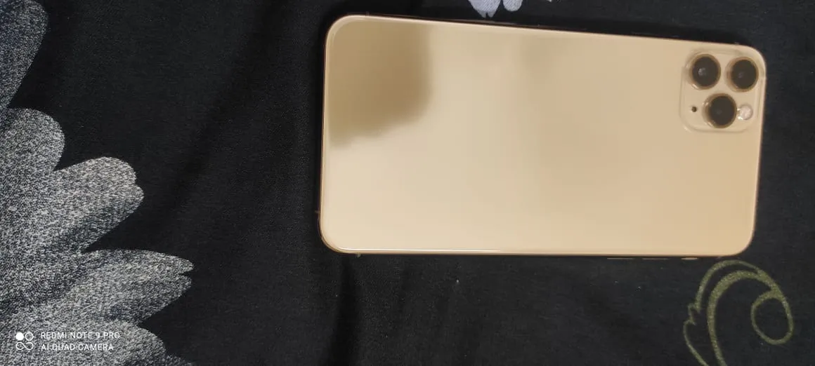 IPHONE 11 pro max golden 10/10 condition - photo 1