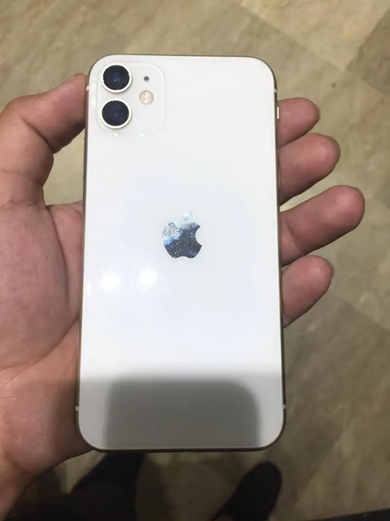 iPhone 11 - photo 1