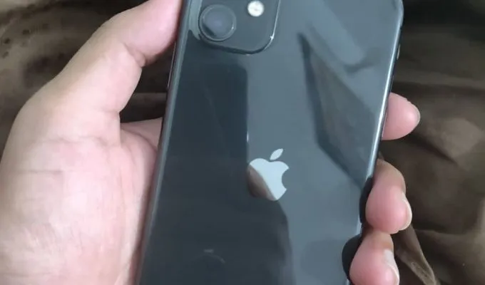 iPhone 11 - photo 1