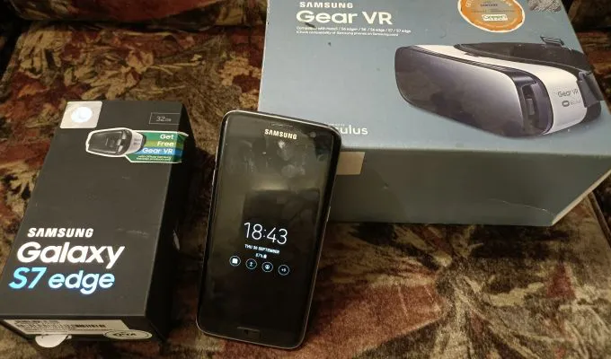 Samsung Galaxy S7 Edge with VR Gear