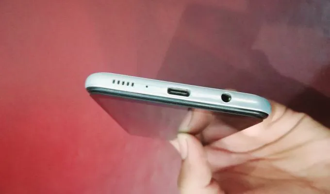 Samsung galaxy a31 white colour with airpords - photo 2