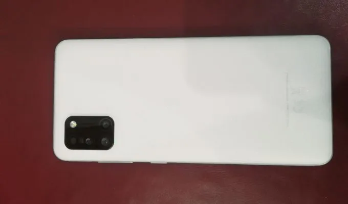 Samsung galaxy a31 white colour with airpords - photo 1