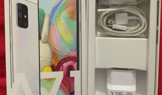 Selling Samsung Galaxy A71 - photo 1