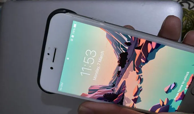 IPhone 8 64 GB 10/10 condition 80 percent battery - photo 1