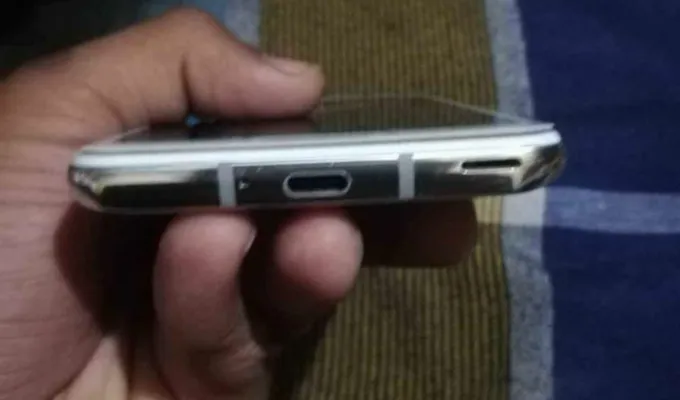 Sharp Aquos R2 gaming phone - photo 3