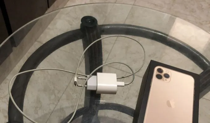 Iphone 11 pro Max (Gold 256 GB) Dual PTA approved - photo 2