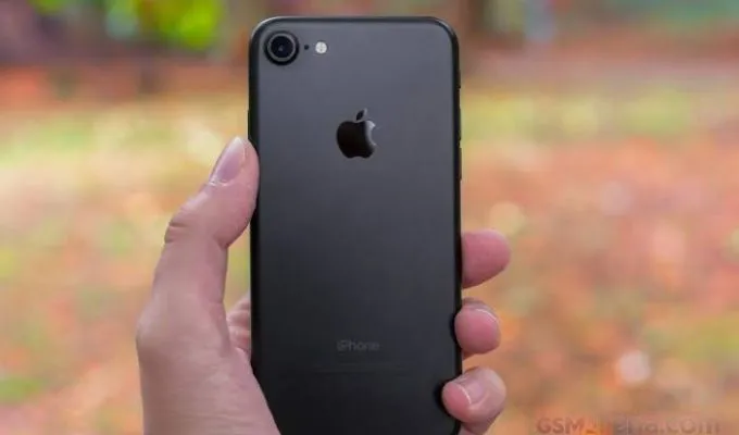 iPhone 7 - photo 1