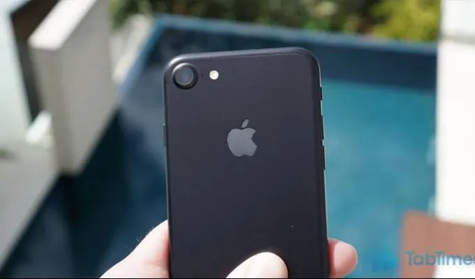 iPhone 7 - photo 1