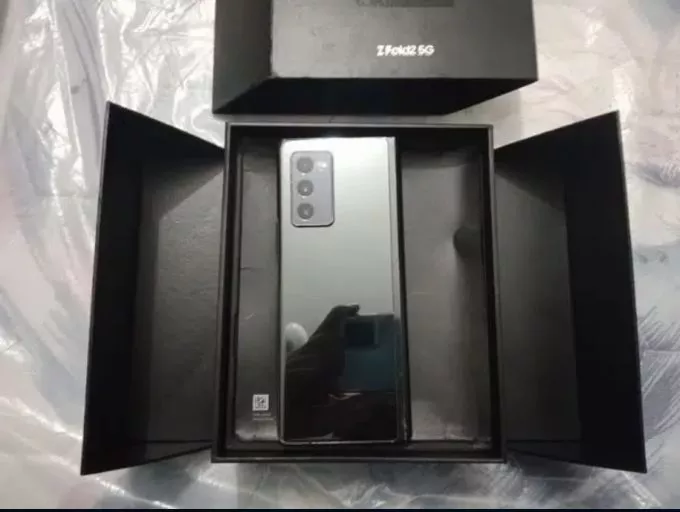 samsung z fold 2 10/10 condition black 9-10 month warranty - photo 1