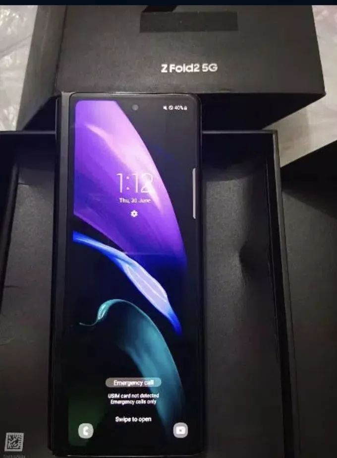 samsung z fold 2 10/10 condition black 9-10 month warranty - photo 2