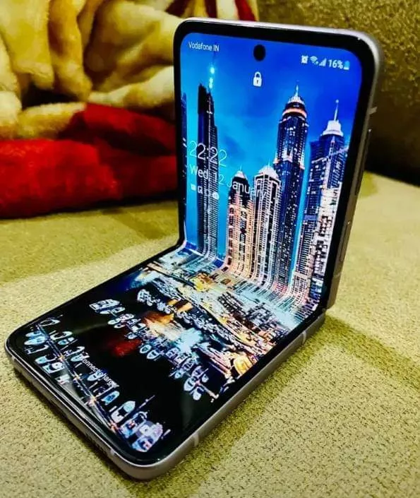 Samsung Galaxy z Flip3 - photo 1
