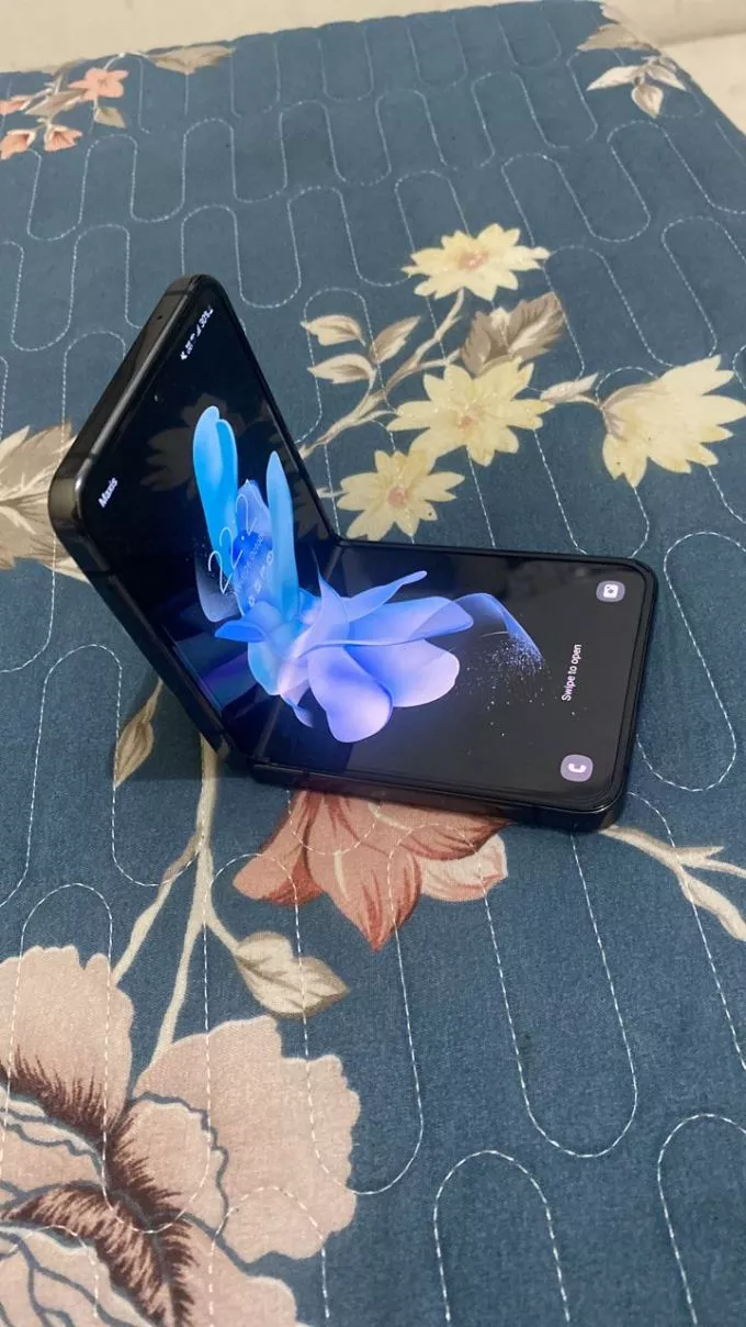 Samsung galaxy z flip 4 - photo 1