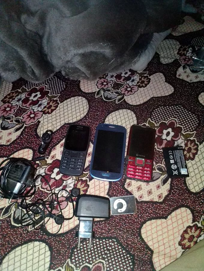 Mobiles not working for sale with free watches - photo 2