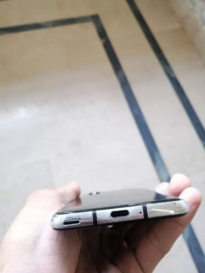 Sharp Aquos R2 - photo 3