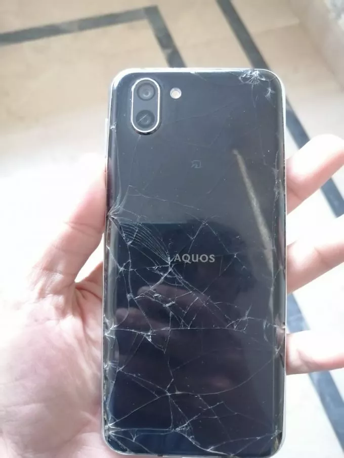 Sharp Aquos R2 - photo 1