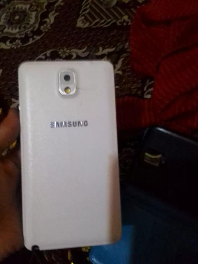 Samsung galaxy note 3 bhai 2 side sa tota ha - photo 2