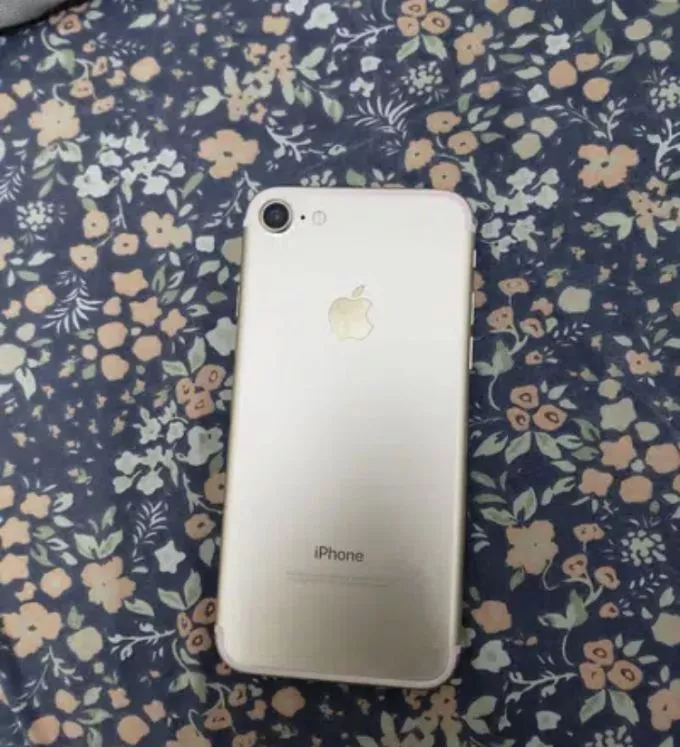 iPhone 7 - photo 1