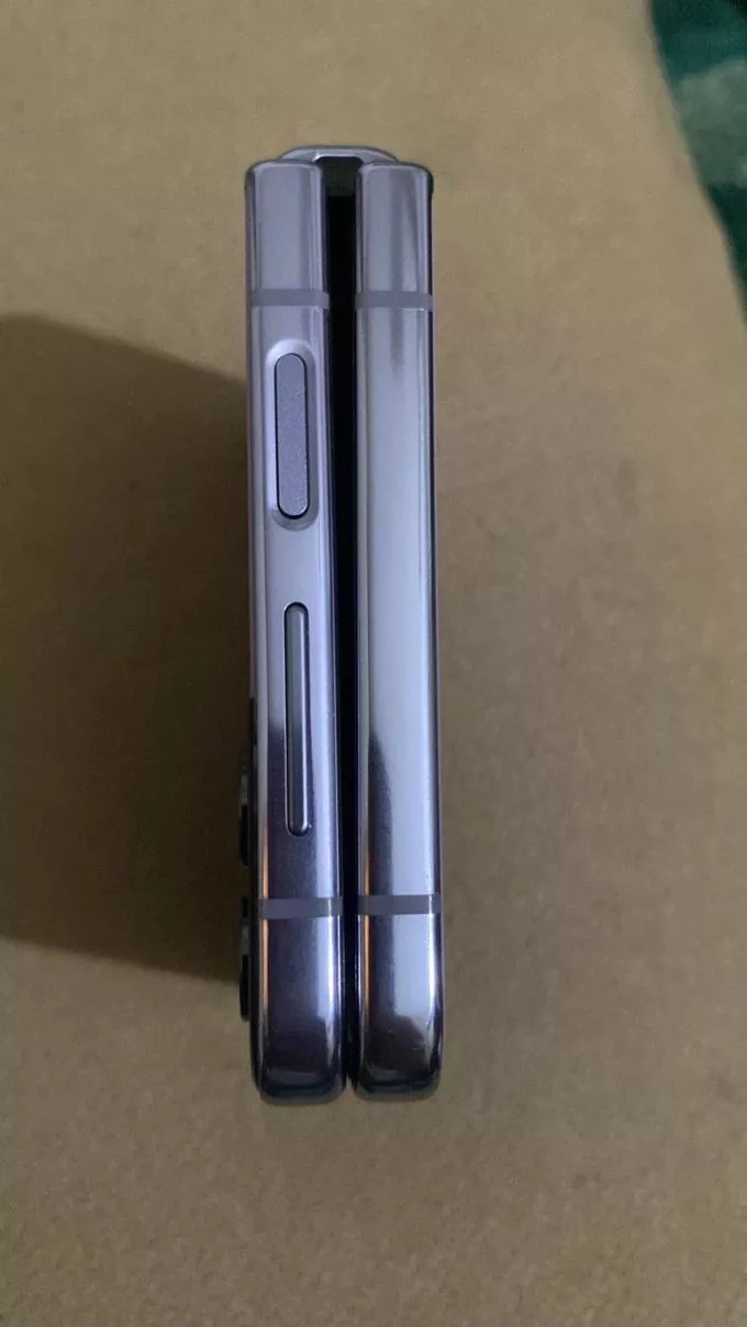 Samsung Galaxy Z Flip 4 - photo 2