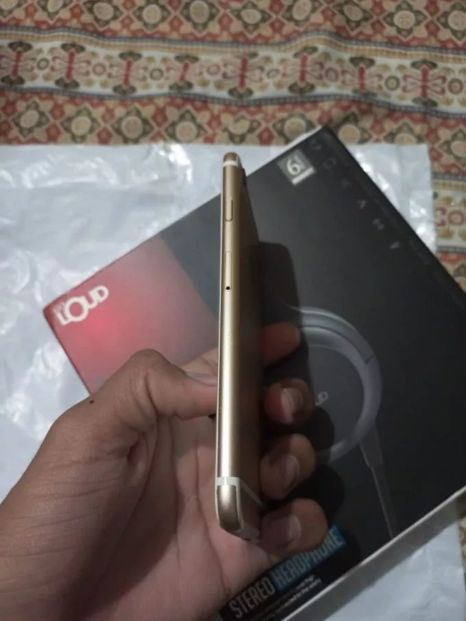 iPhone 6 - photo 2