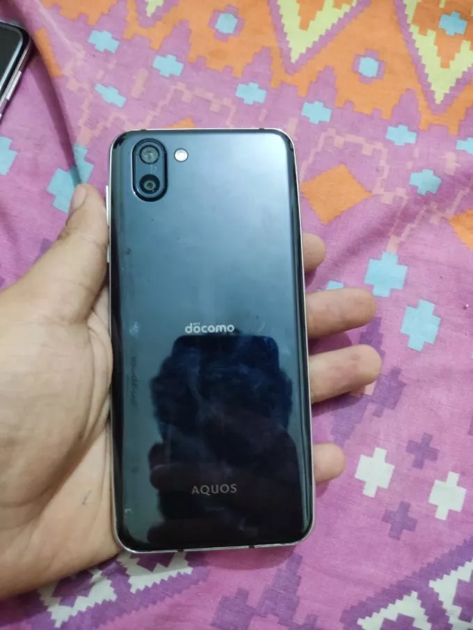 SHARP AQUOS R2 - photo 2