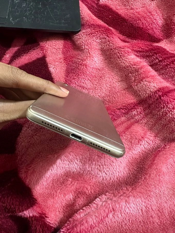 Oppo A37-16GB original charger and handfree available for SALE - photo 1