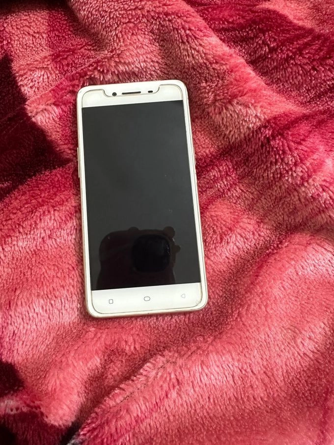 Oppo A37-16GB original charger and handfree available for SALE - photo 3