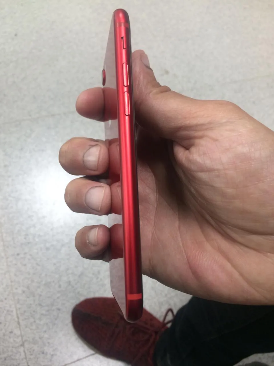 iPhone 8 red edition - photo 2