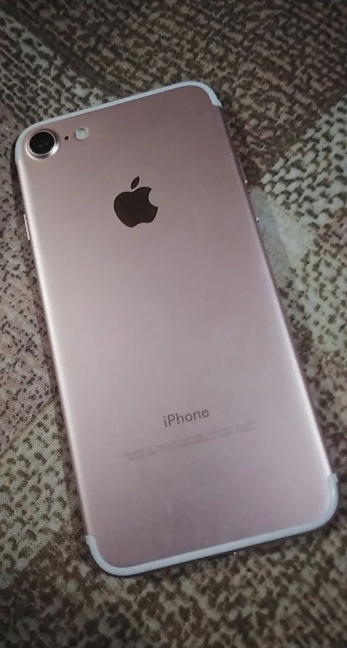iPhone 7 - photo 1