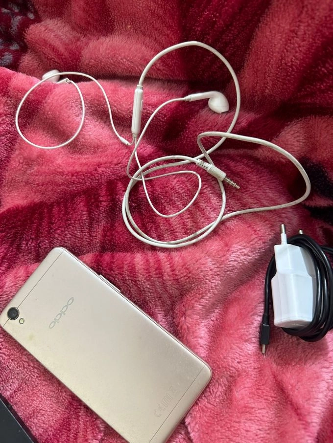 Oppo A37-16GB original charger and handfree available for SALE - photo 1
