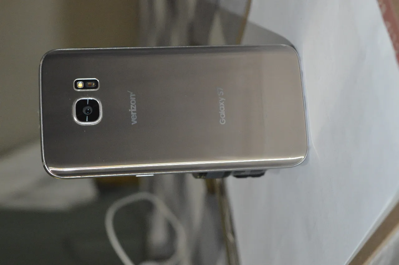 Samsung S7 verizon 10/10 condition - photo 1
